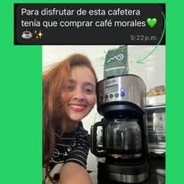 Cliente con bolsa de Café Morales